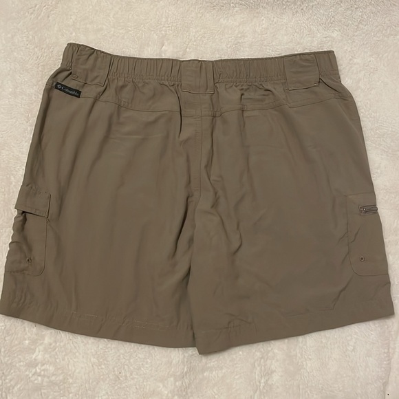 Columbia Women’s Shorts Size Medium Never Worn - Picture 2 of 9